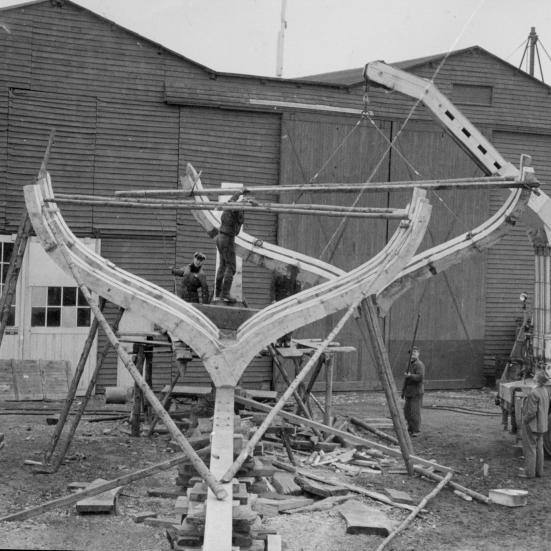 Sort-hvid foto af skibsbyggeri.