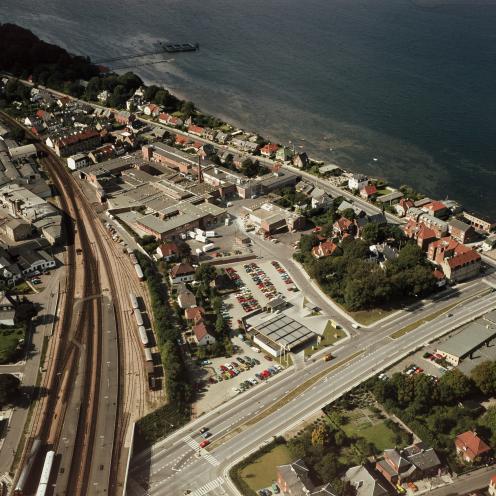 Farveluftfoto af området omkring slagteriet.