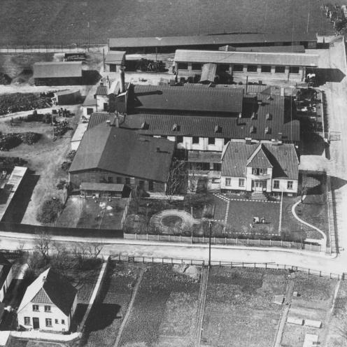 Sort-hvid luftfoto af Holbæk Jernstøberi og området omkring.