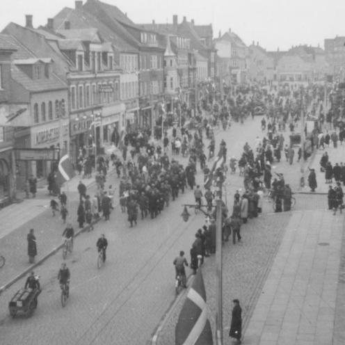 Sort-hvid foto af folkemængde på Ahlgade set oppefra.