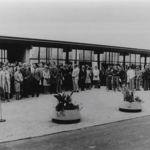 Sort-hvid foto af en menneskemængde foran Bjergmarkskolen.