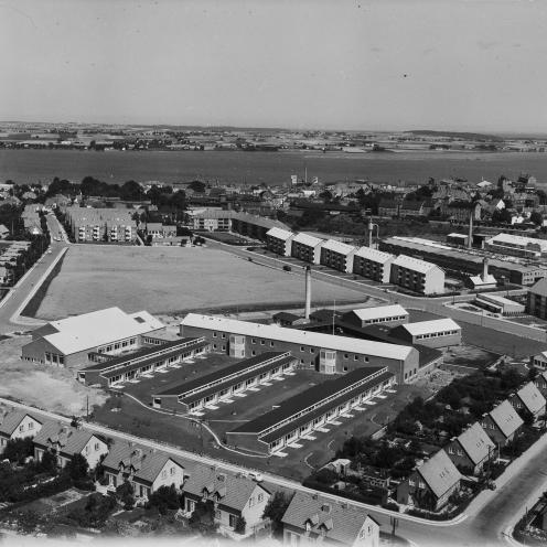 Sort-hvid luftfoto af Slotsmarksskolen.