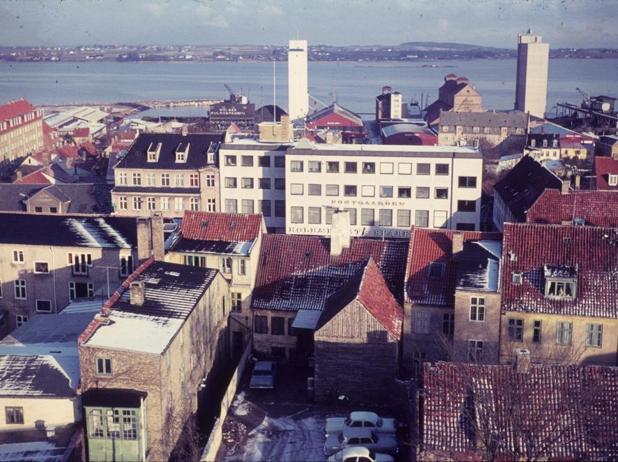 Farvefoto taget fra oven af Postgården i Holbæk og udsigt over fjorden.