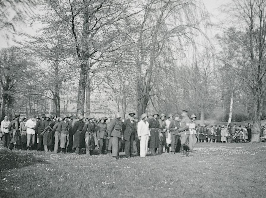 Sort-hvid foto af folkeforsamling i Strandparken.