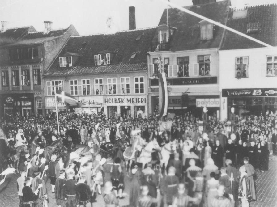 Sort-hvid foto af folkemængde i Ahlgade.