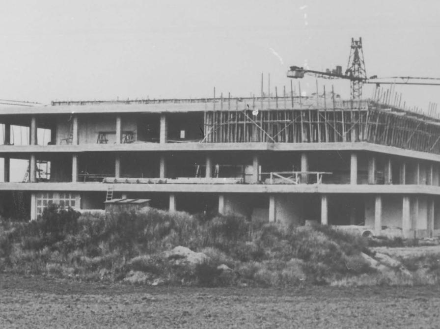 Sort-hvid foto af byggeri.